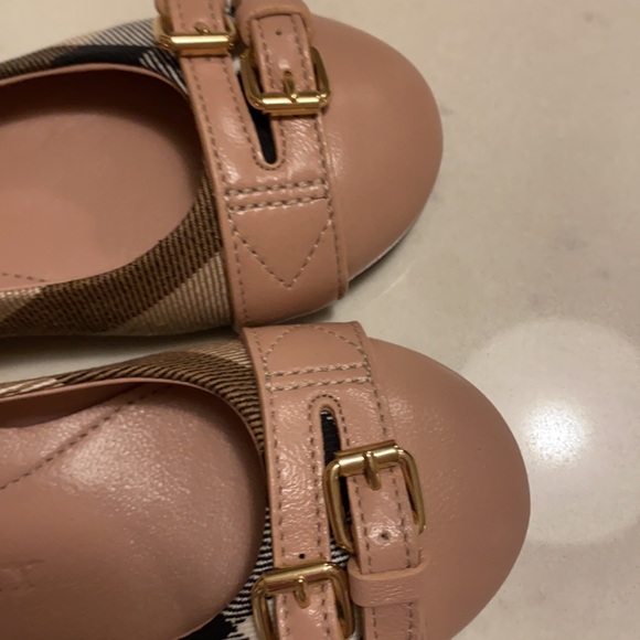 Beautiful Burberry flats for girls.  European size 27 - Picture 5 of 7
